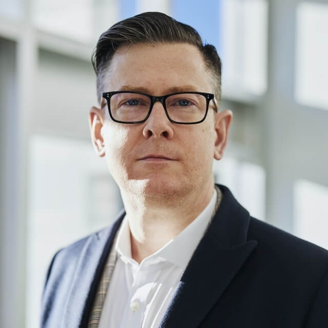 middle aged man wearing eyeglasses 640